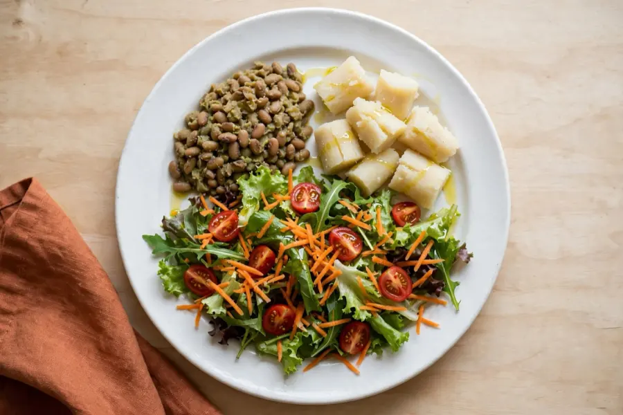 Prato montado com lentilha, macaxeira e salada da semana 3